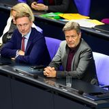 Robert Habeck mit Christian Lindner und Olaf Scholz