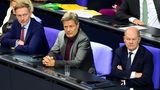Robert Habeck mit Christian Lindner und Olaf Scholz