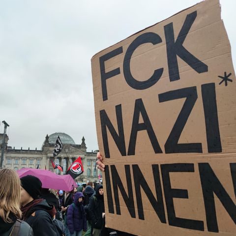 Gegendertes Protestplakat mit der Aufschrift "FCK NAZI*INNEN"