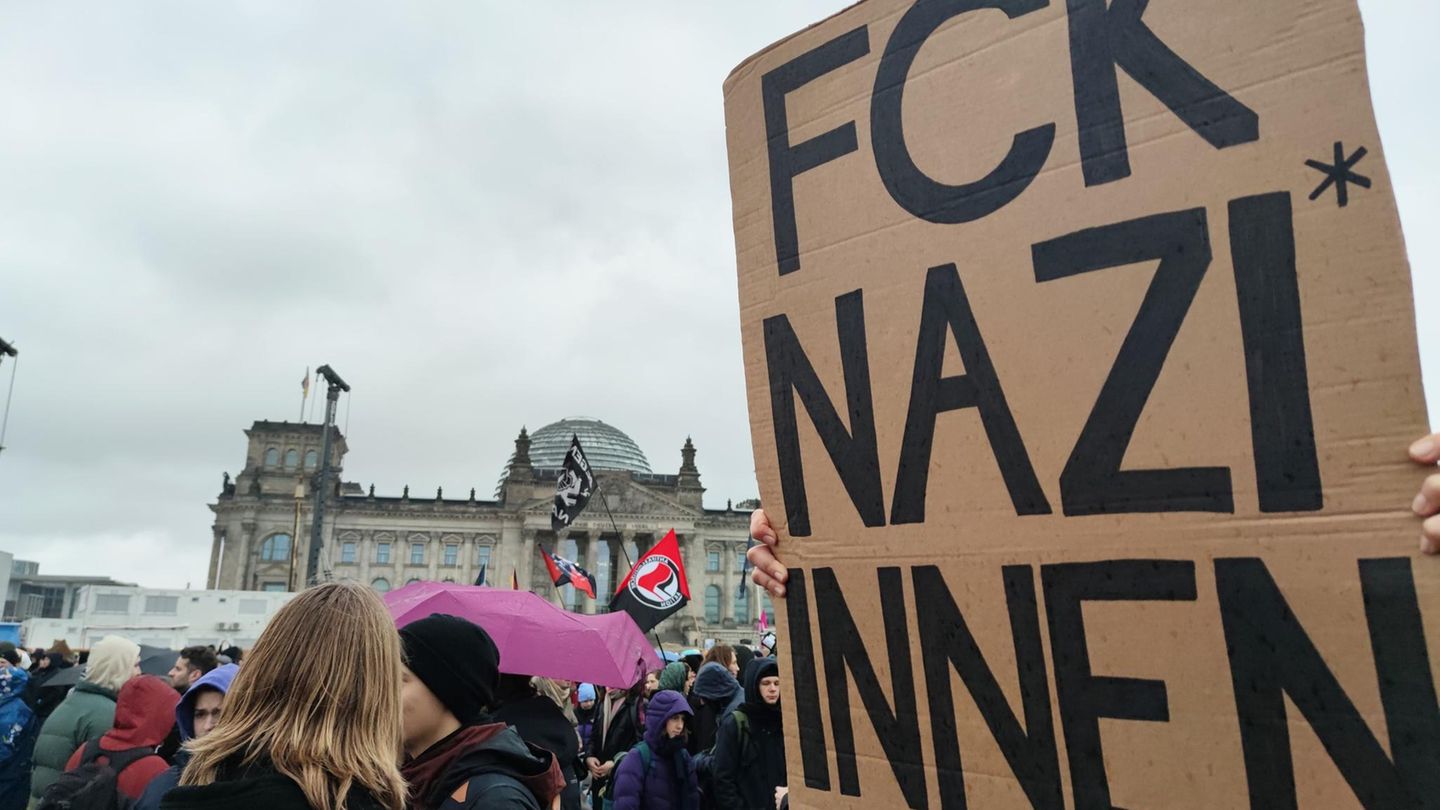 Gegendertes Protestplakat mit der Aufschrift "FCK NAZI*INNEN"