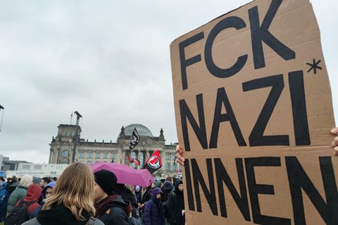 Gegendertes Protestplakat mit der Aufschrift "FCK NAZI*INNEN"