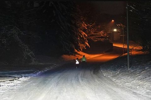 Der ADAC Test der Warnwesten zeigt den Unterschied: eine gute Weste leuchtet auf, die andere reflektiert kaum