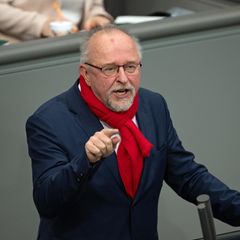 Axel Schäfer mit rotem Schal