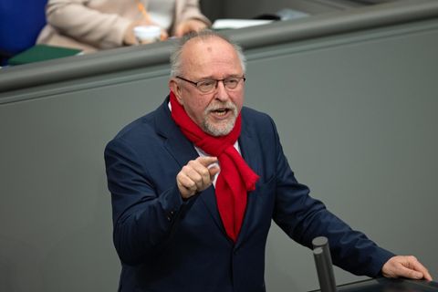 Axel Schäfer mit rotem Schal