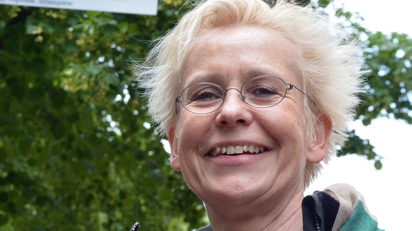 Susanne von Bülow, die Tochter des legendären Komikers Loriot, starb am 19. Januar überraschend im Alter von nur 66 Jahren an Herzversagen. Zuletzt war Susanne von Bülow noch im Februar 2023 bei der Berlinale zu sehen, wo sie den Film "Loriots große Trickfilmrevue" vorstellte. Gemeinsam mit ihrer Schwester verwaltete sie zudem das künstlerische Erbe ihres berühmten Vaters