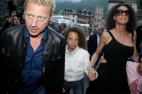 Boris und Lilly Becker laufen auf die Kameras der Fotojournalisten zu