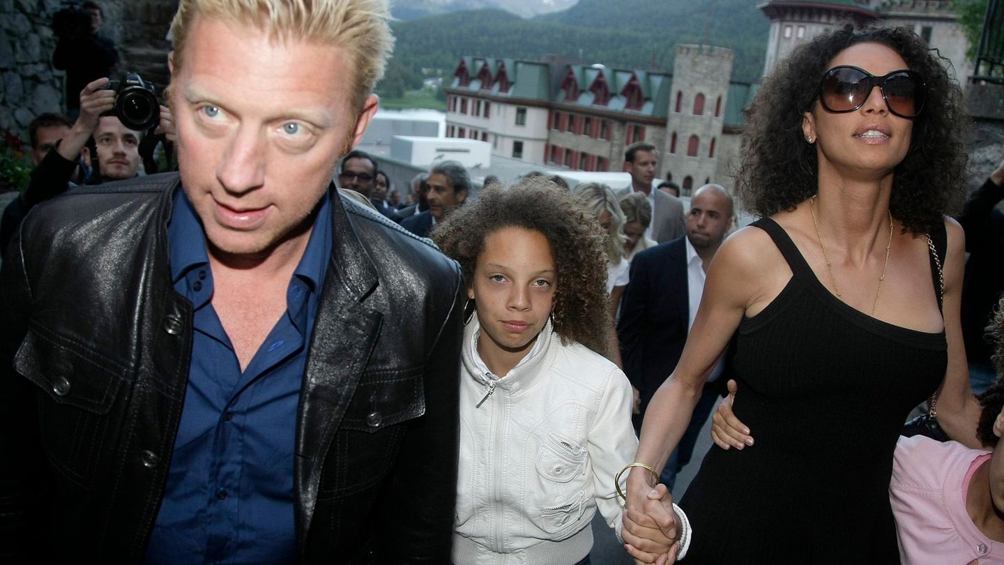 Boris und Lilly Becker laufen auf die Kameras der Fotojournalisten zu