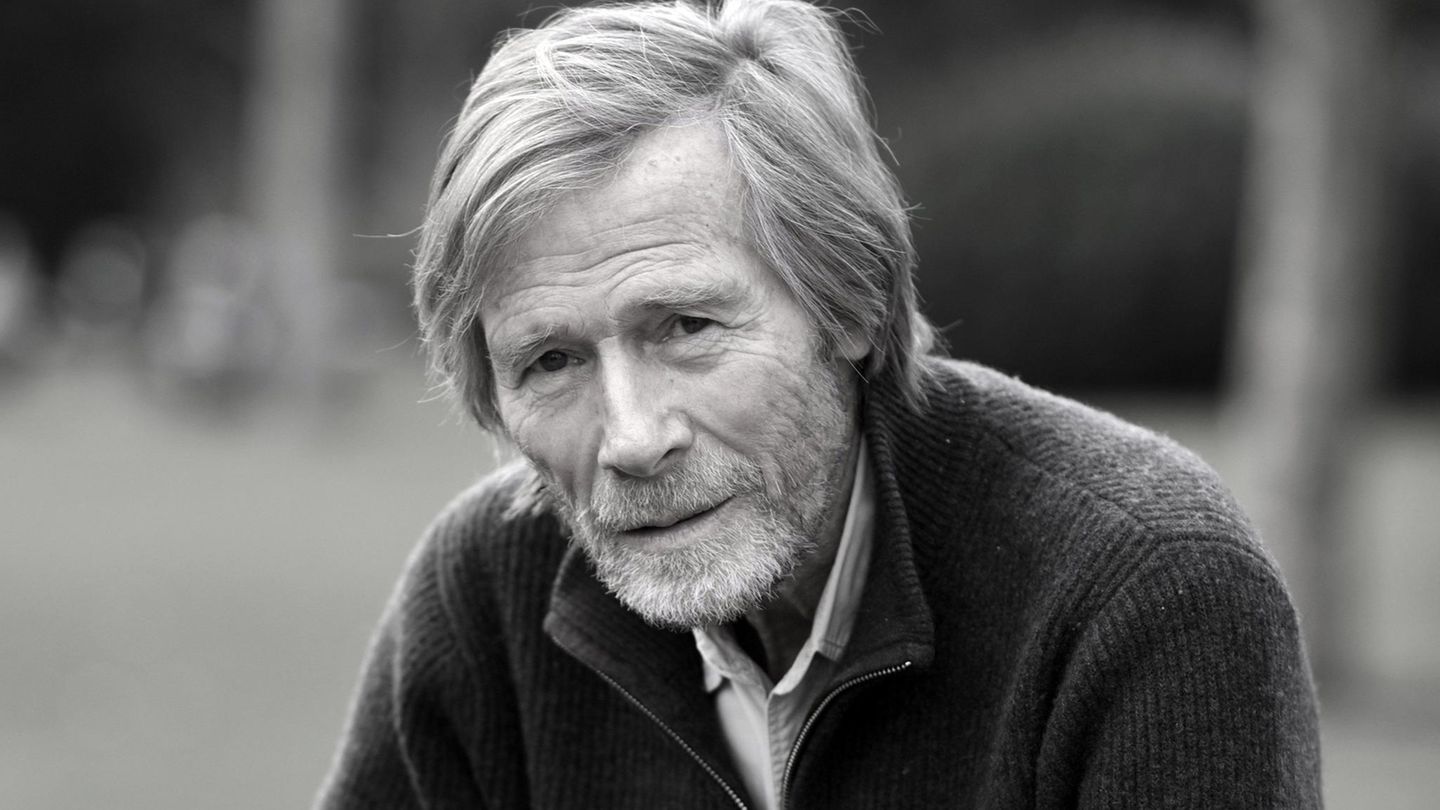 Der Schauspieler starb am 28. Januar. Einem breiten Publikum war er in den 1970er Jahren bekannt geworden durch TV-Serien wie "Salto Mortale" und "Der Bastian". In den 1980er Jahren wurde er als Freund von Tiffy und Samson in der "Sesamstraße" zum Idol einer ganzen Kindergeneration. Mit seiner zweiten Ehefrau Hella war er seit mehr als 40 Jahren verheiratet. Er wurde 89 Jahre alt