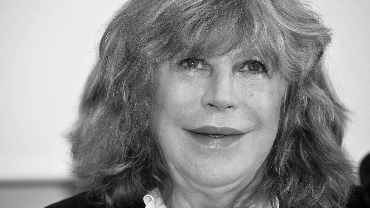 Marianne Faithfull Die britische Sängerin und Sixties-Ikone starb am 30. Januar im Alter von 78 Jahren in London. Faithfull verdankte ihre Berühmtheit in den Sechzigern vor allem ihrer Beziehung mit dem Rolling-Stones-Sänger Mick Jagger. Doch der Rock ’n’ Roll-Lifestyle forderte seinen Tribut: Faithfull wurde zum Junkie, saß im Gefängnis und lebte zwei Jahre lang auf der Straße. Später spielte sie in mehreren Filmen mit