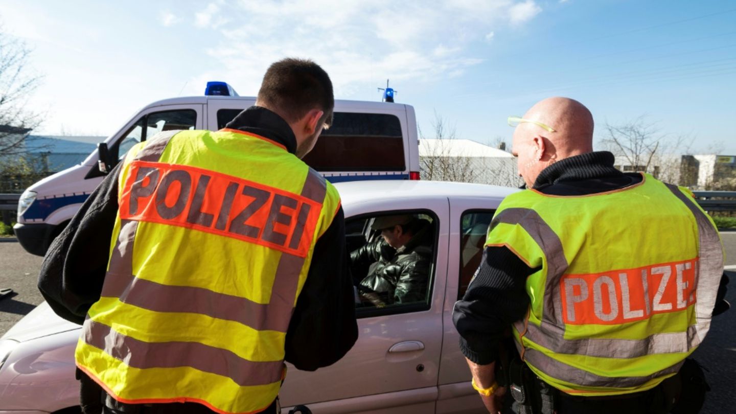 Polizisten bei Kontrolle