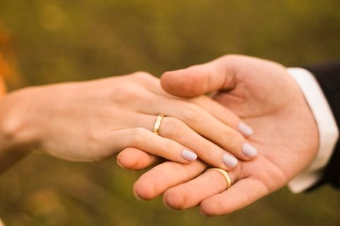 Zwei Hände mit Eheringen: Ehe in Deutschland: Nur noch die Hälfte der Erwachsenen ist verheiratet