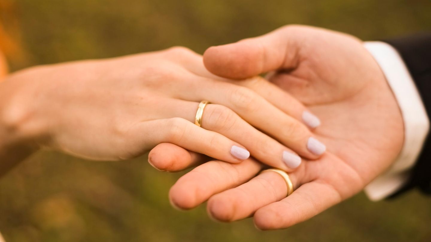 Zwei Hände mit Eheringen: Ehe in Deutschland: Nur noch die Hälfte der Erwachsenen ist verheiratet