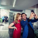 Küchenfreunde: Palina Rojinski und Elyas M'Barek hinter den Kulissen eines Empfangs des Medienboards Berlin-Brandenburg