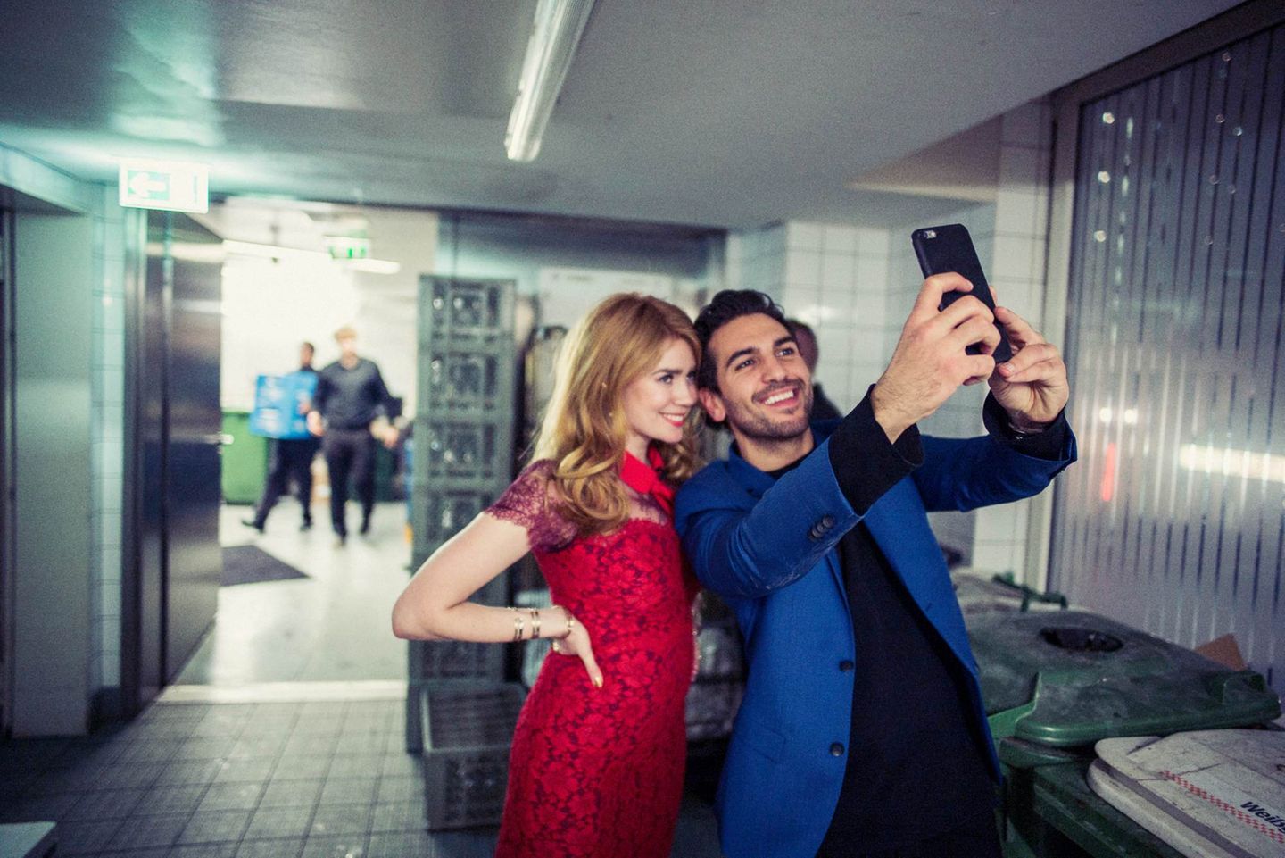Küchenfreunde: Palina Rojinski und Elyas M'Barek hinter den Kulissen eines Empfangs des Medienboards Berlin-Brandenburg