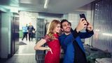 Küchenfreunde: Palina Rojinski und Elyas M'Barek hinter den Kulissen eines Empfangs des Medienboards Berlin-Brandenburg