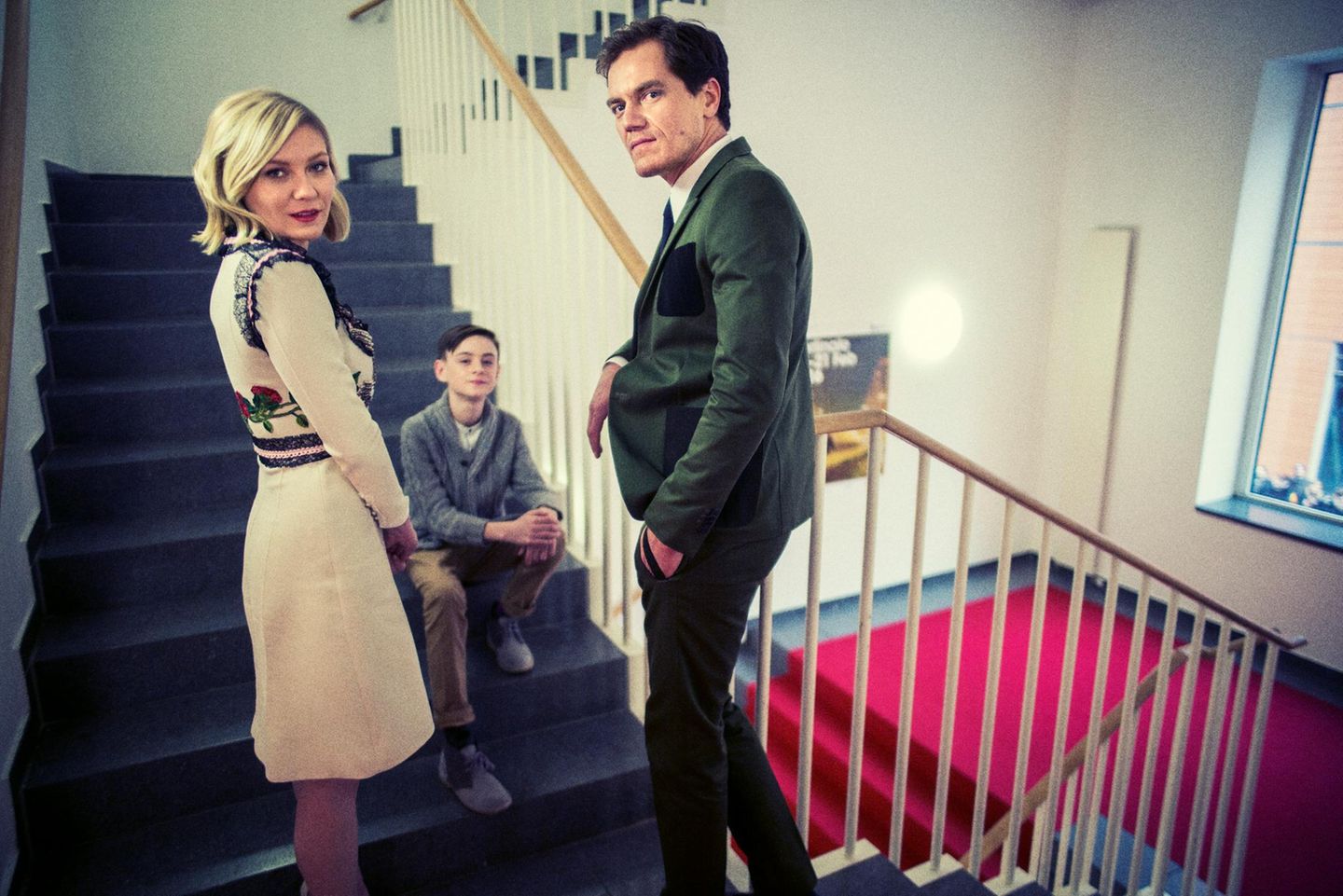 Stufen zum Ruhm: Kirsten Dunst, Kinderdarsteller Jaeden Lieberher und Michael Shannon auf dem Weg zur Pressekonferenz für ihren Beitrag "Midnight Special"