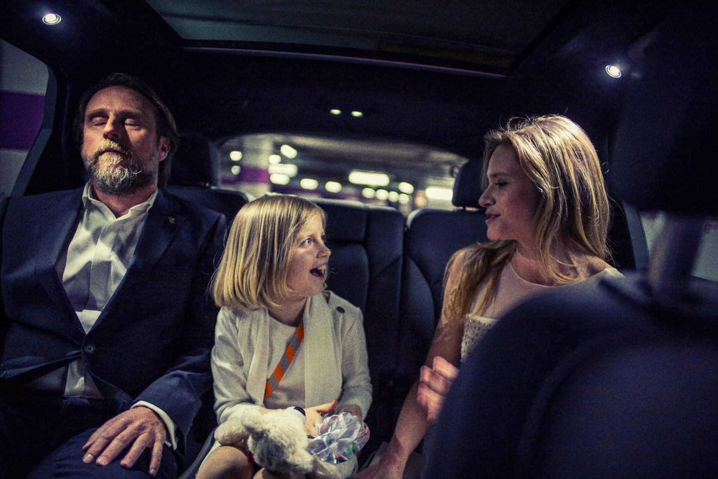 Auf dem Weg zur Premiere ihres Films "24 Wochen": Bjarne Mädel, die Kinderdarstellerin Emilia Pieske und Julia Jentsch (v. l.)