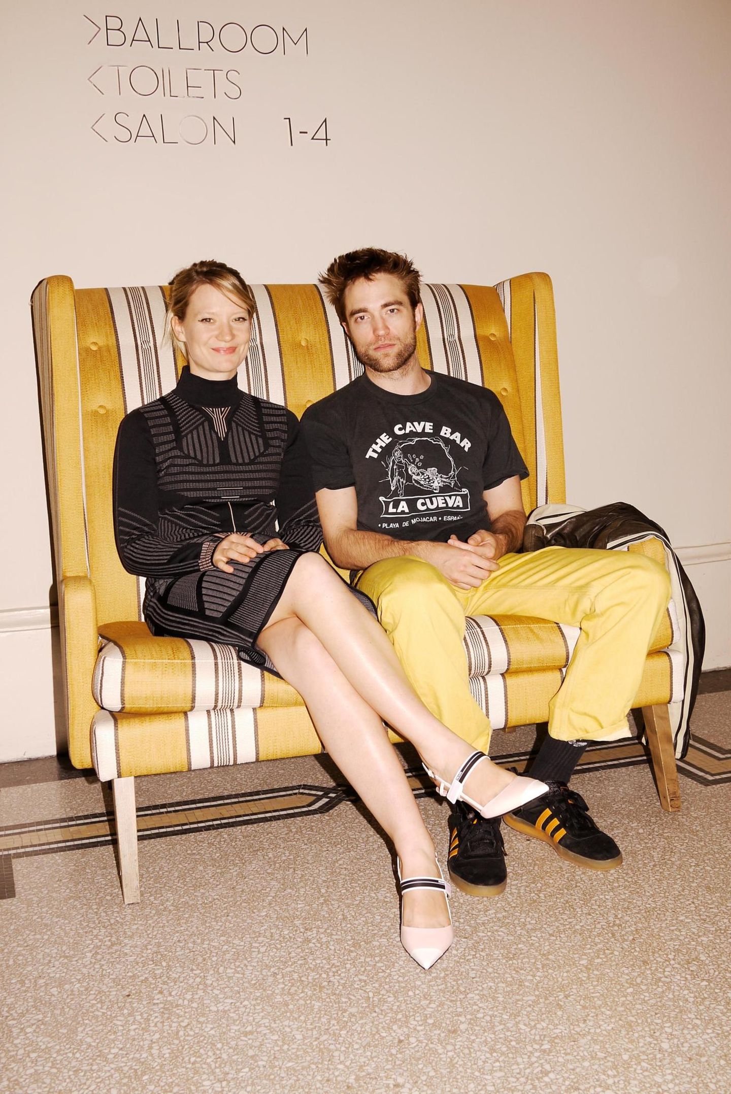 Ruhige Minute: Mia Wasikowska und Robert Pattinson vor der Gala für ihren Western "Smoking Gun – Nicht jede Frau will gerettet werden"