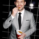 Nächtliche Kalorien: Moritz Bleibtreu stärkt sich auf einer Berlinale-Party