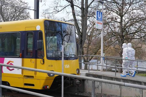 Mitarbeiter der Spurensicherung der Polizei gehen nach einem Unfall an der Haltestelle Max-Eyth-See zu einer Straßenbahn