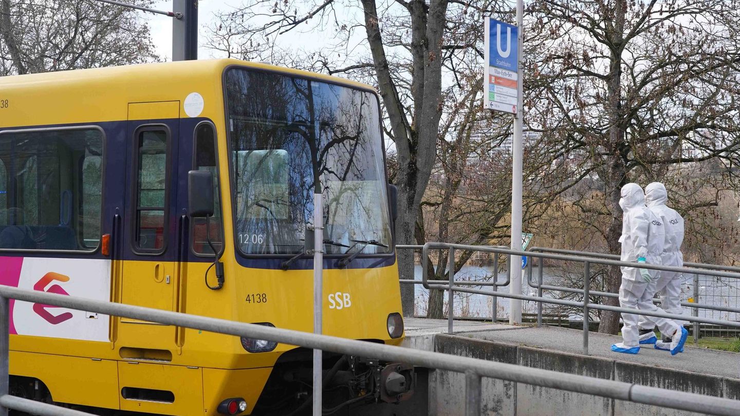 Mitarbeiter der Spurensicherung der Polizei gehen nach einem Unfall an der Haltestelle Max-Eyth-See zu einer Straßenbahn