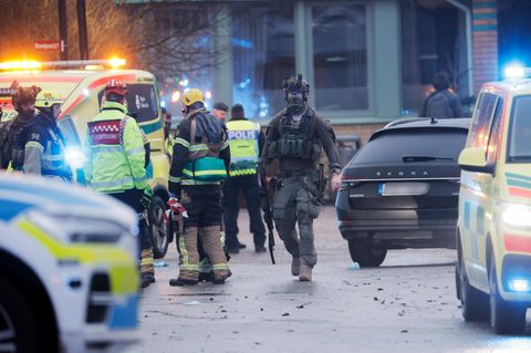 Polizei und Rettungskräfte sind in Örebro, Schweden, zahlreich im Einsatz