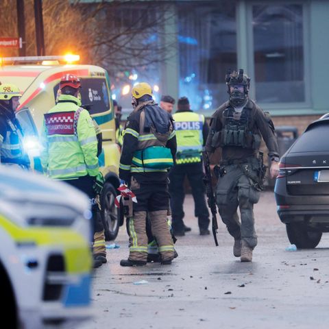 Polizei und Rettungskräfte sind in Örebro, Schweden, zahlreich im Einsatz