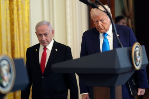 Donald Trump und Benjamin Netanjahu auf dem Weg zur Pressekonferenz