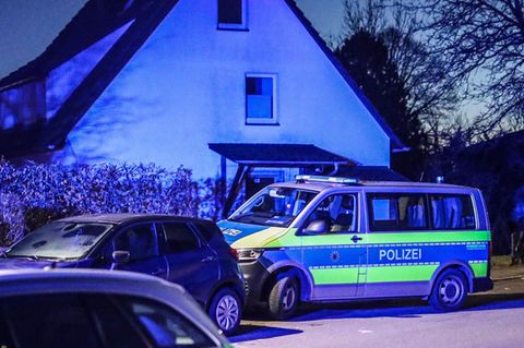 Polizeiautos stehen vor einem Haus in der Nähe des Tatorts in Villingen-Schwenningen