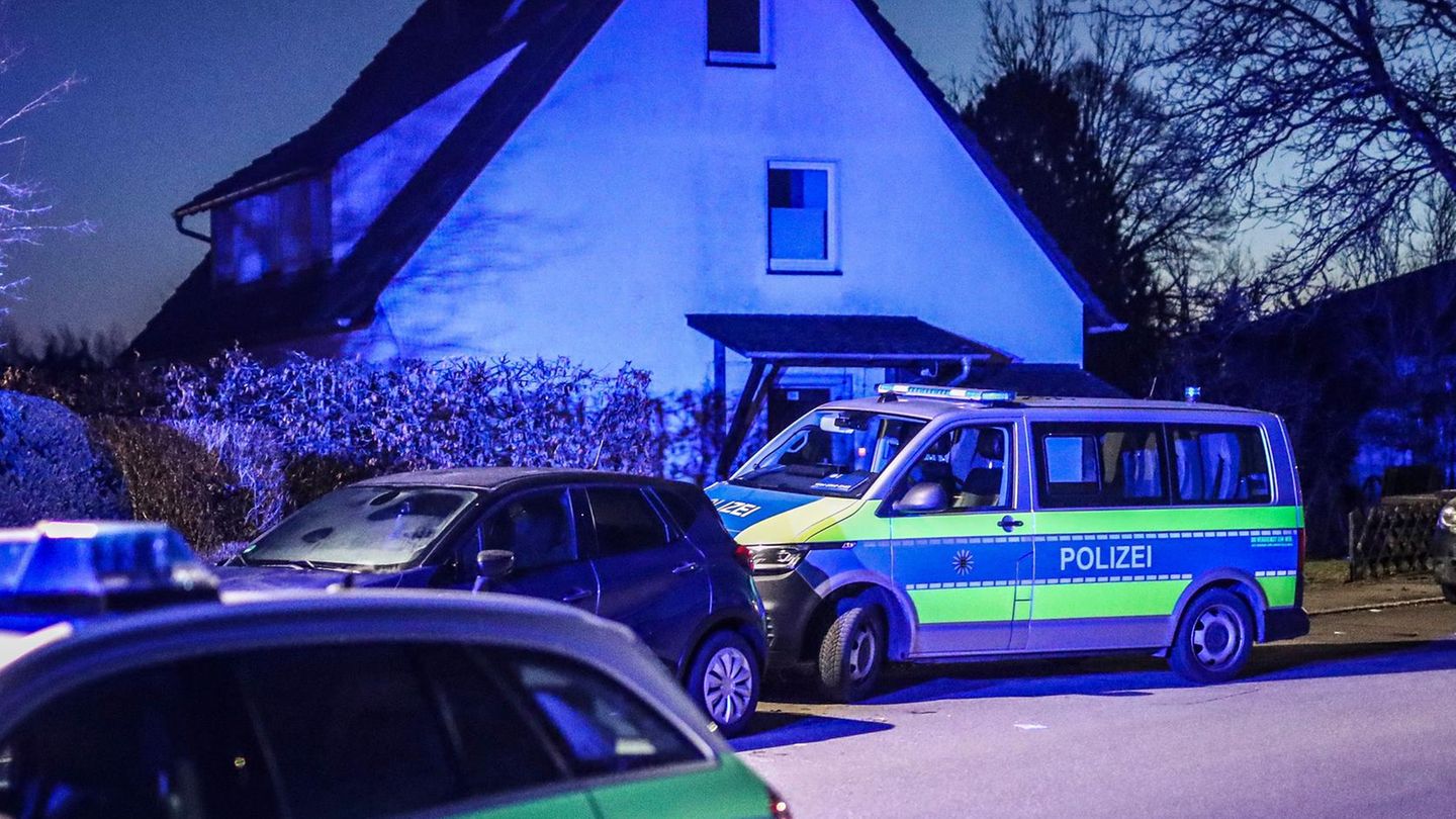 Polizeiautos stehen vor einem Haus in der Nähe des Tatorts in Villingen-Schwenningen