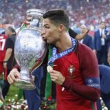 Cristiano Ronaldo mit der EM-Trophäe