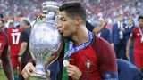 Cristiano Ronaldo mit der EM-Trophäe
