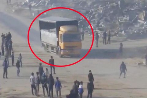 Hilfstranporter rasen durch Gaza – Menschen versuchen sie mit Steinwürfen zu stoppen