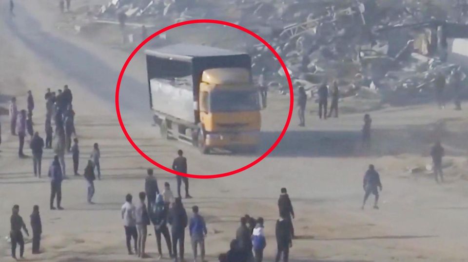 Hilfstranporter rasen durch Gaza – Menschen versuchen sie mit Steinwürfen zu stoppen