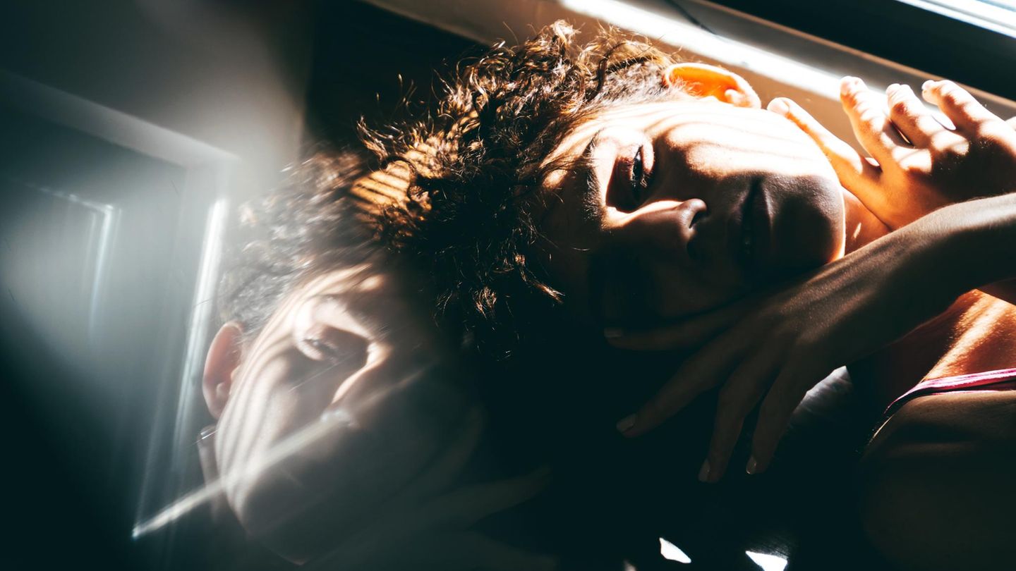 Ein junger Mann im Sonnenlicht blickt in die Kamera