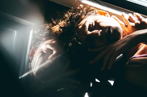 Ein junger Mann im Sonnenlicht blickt in die Kamera