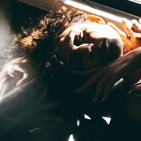 Ein junger Mann im Sonnenlicht blickt in die Kamera