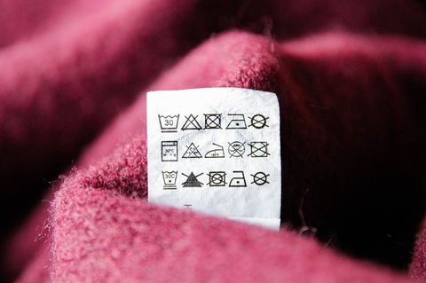 Merinowolle waschen: Sportshirt aus Merino liegt in einer Waschmaschine