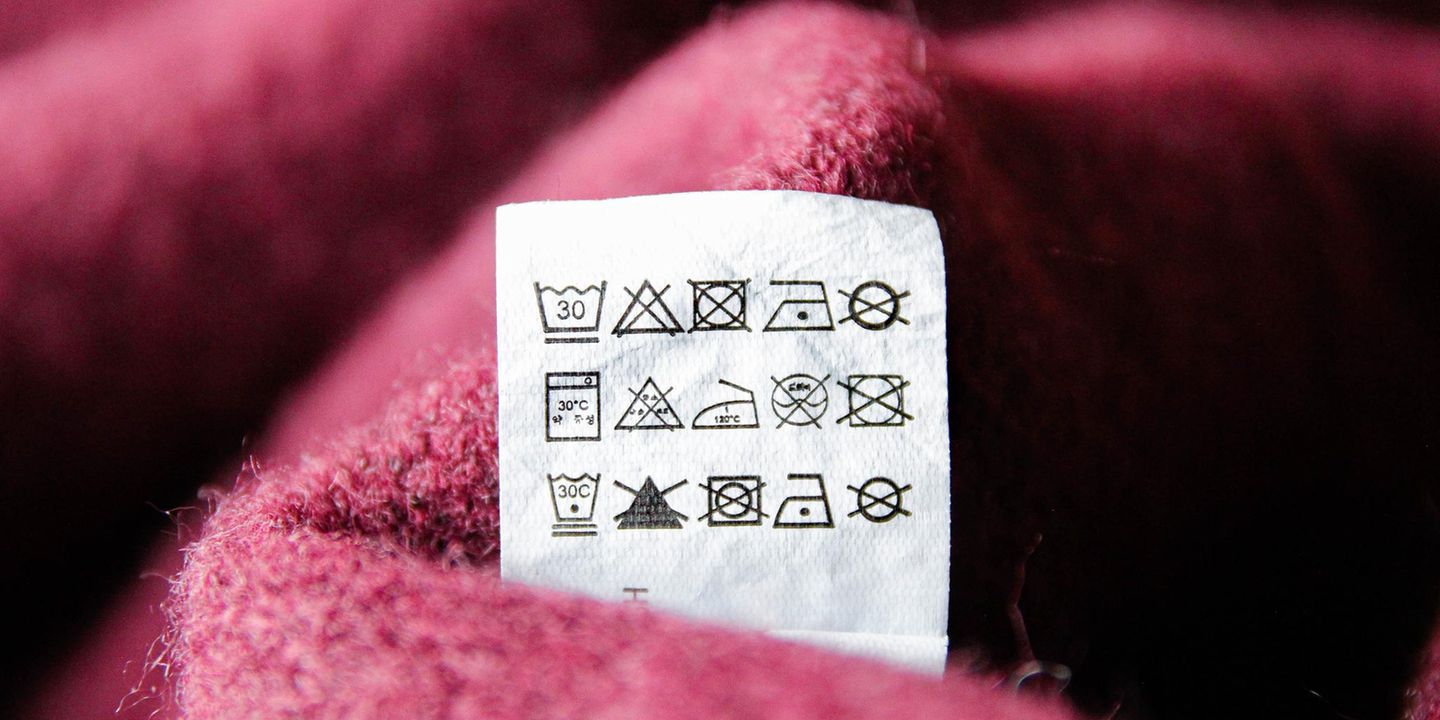 Merinowolle waschen: Sportshirt aus Merino liegt in einer Waschmaschine