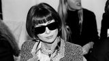 Anna Wintour ohne ihre ikonische Sonnenbrille? Undenkbar. Sie ist zu ihrem Markenzeichen geworden und hält ihr Umfeld auf Distanz. In welcher Stimmung die Modechefin gerade ist, bleibt für Außenstehende oft nicht erkennbar. Zu ihrem ikonischen Look gehören zudem ihr Bob und die bunten Ketten, die sie häufig trägt. 