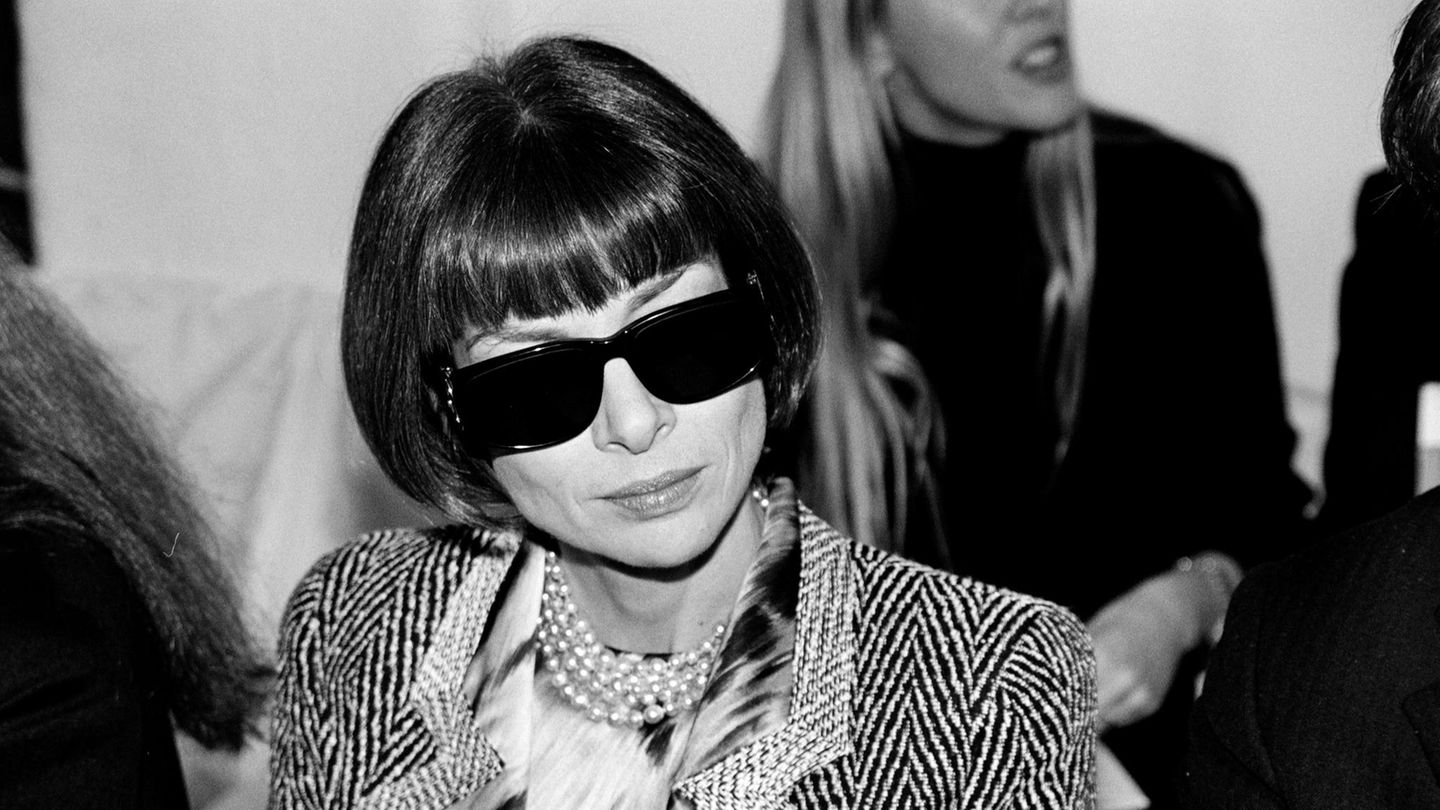 75. Geburtstag: Anna Wintour ohne ihre ikonische Sonnenbrille? Undenkbar. Sie ist zu ihrem Markenzeichen geworden und hält ihr Umfeld auf Distanz. In welcher Stimmung die Modechefin gerade ist, bleibt für Außenstehende oft nicht erkennbar. Zu ihrem ikonischen Look gehören zudem ihr Bob und die bunten Ketten, die sie häufig trägt. Anna Wintour ohne ihre ikonische Sonnenbrille? Undenkbar. Sie ist zu ihrem Markenzeichen geworden und hält ihr Umfeld auf Distanz. In welcher Stimmung die Modechefin gerade ist, bleibt für Außenstehende oft nicht erkennbar. Zu ihrem ikonischen Look gehören zudem ihr Bob und die bunten Ketten, die sie häufig trägt.