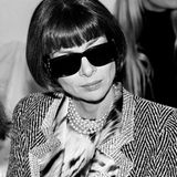 Anna Wintour ohne ihre ikonische Sonnenbrille? Undenkbar. Sie ist zu ihrem Markenzeichen geworden und hält ihr Umfeld auf Distanz. In welcher Stimmung die Modechefin gerade ist, bleibt für Außenstehende oft nicht erkennbar. Zu ihrem ikonischen Look gehören zudem ihr Bob und die bunten Ketten, die sie häufig trägt. 