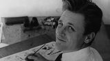 Der Zeichner Albert Uderzo als 30-Jähriger