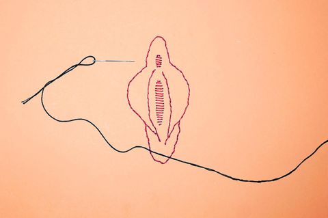 Gestickte Vulva mit darüber liegender Nadel und Faden