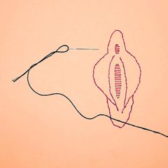 Gestickte Vulva mit darüber liegender Nadel und Faden