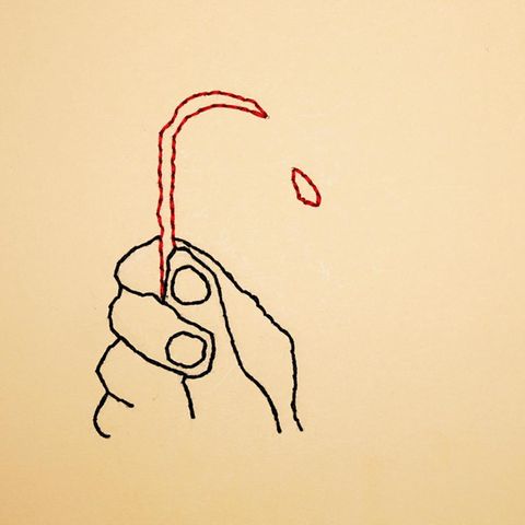 Eine gestickte Hand, die ein Messer hält