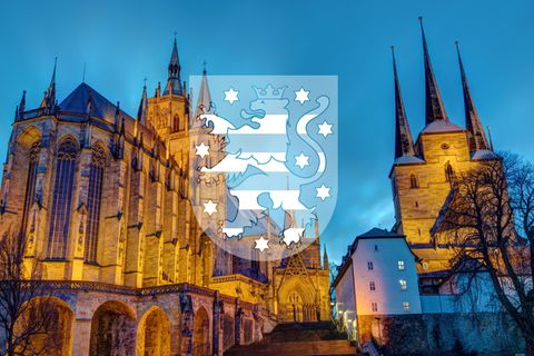 Erfurter Dom mit Wappen Thüringens, es gibt acht Wahlkreise in dem Land Erfurter Dom mit Wappen Thüringens, es gibt acht Wahlkreise in dem Land