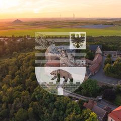Burg im Harz im Abendlicht mit Wappen Sachsen-Anhalts, das Land hat einen Wahlkreis weniger als 2021