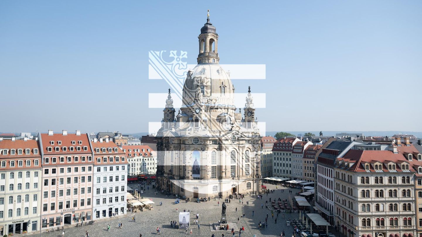 Frauenkirche in Dresden mit Wappen Sachsens, es gibt 16 Wahlkreise in dem Bundesland
