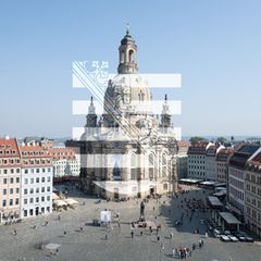 Frauenkirche in Dresden mit Wappen Sachsens, es gibt 16 Wahlkreise in dem Bundesland